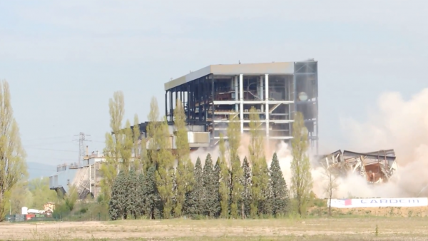 Capture d'une vidéo de la démolition de la centrale thermique de Loire-sur-Rhône en 2013.