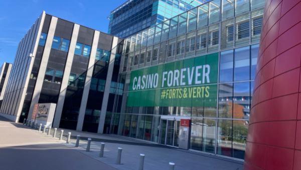Le « paquebot » Casino fait face à la gare TGV de Saint-Etienne.