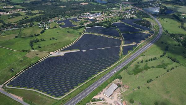 Une vue aérienne représentant 3 parcs solaires avec un en haut à gauche et un grand central sur la commune de Quinssainnes et un autre en haut à droite en construction, sur le site de Prémilhat. C'est un montage photo ajoutant les panneaux photovoltaïques 