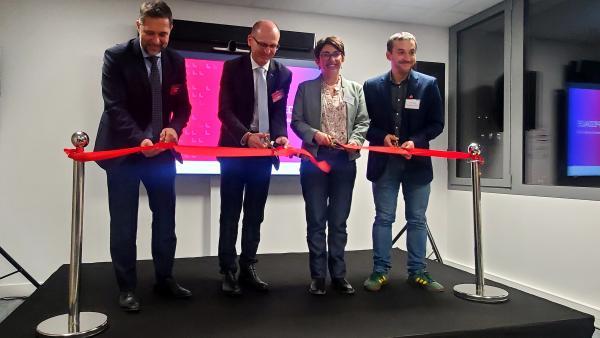 Didier Therond et Marc Dieppedale, à gauche, ont inauguré les nouveaux locaux de CGI à Echirolles.