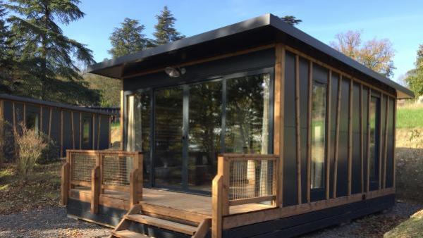 Réalisation récente de l'Entreprise des Possibles avec Habitat & Humanisme, les chalets de Montcelard accueillent des femmes en grande précarité ou victimes de violences au Domaine de Montcelard. Domaine de Montcelard - bref eco