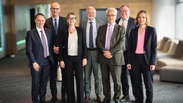 Le comité de direction générale, avec le président du conseil de surveillance : Nicolas BALERNA, François CODET, Fabienne BOCHET, Michel MANENT, Didier BRUNO, Guillaume ISERENTANT et Andrea JOSS.