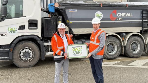 Jean-Pierre Cheval, président du groupe Cheval (à gauche) reçoit la distinction "Industriel engagé gaz vert" des mains d'Etienne Richon, chef de marchés industrie et mobilité durable sud-est chez GRDF