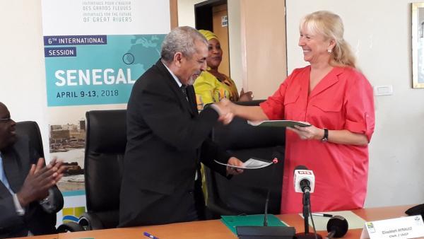 Elisabeth Ayrault PDG de CNR conclu l'accord avec Mohamed Bahiya Mogaha, le directeur général de la SEFAM