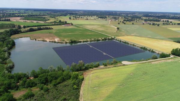 Un montage sur une photo montre la possible implantation du parc photovoltaïque flottant sur le plan d'eau artificiel, au milieu des champs et de la nature environnante