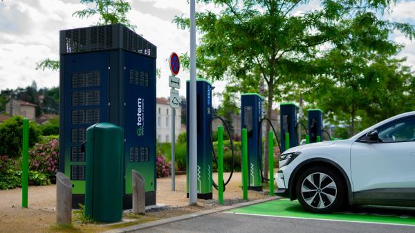 À ce jour, e-Totem a installé plus de 12 000 points de charge en accès public en France.