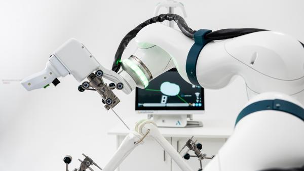 Andy, le premier robot développé par le valentinois Amplitude pour la chirugie du genou.