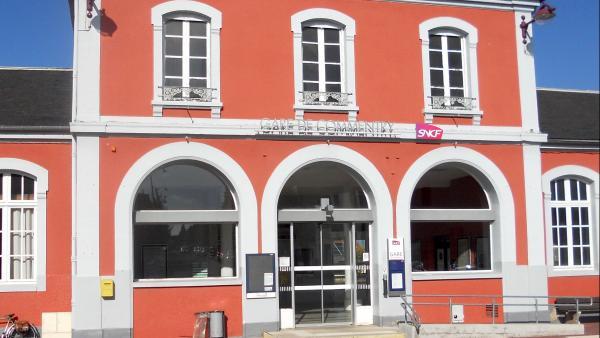Le fronton de la gare de Commentry.