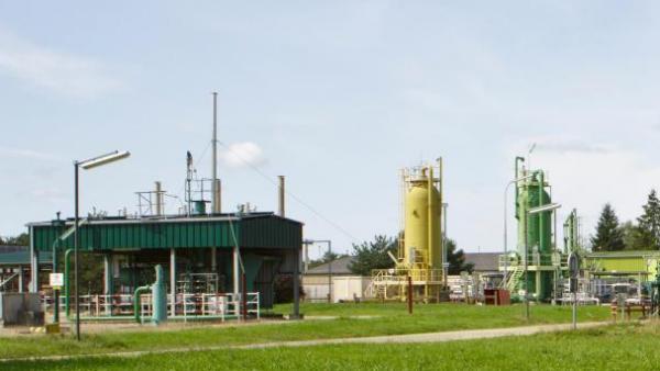 Le site d'exploitation des cavités salines d'Étrez, près de Bourg-en-Bresse, permet un stockage souterrain de gaz naturel. Il sert actuellement de laboratoire pour des tests de stockage  d'hydrogène vert. 