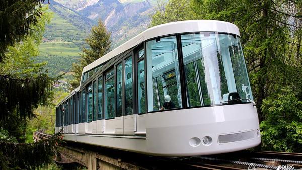 Le funiculaire permet aux vacanciers provenant de Paris, Londres ou Amsterdam d'arriver skis au pied.