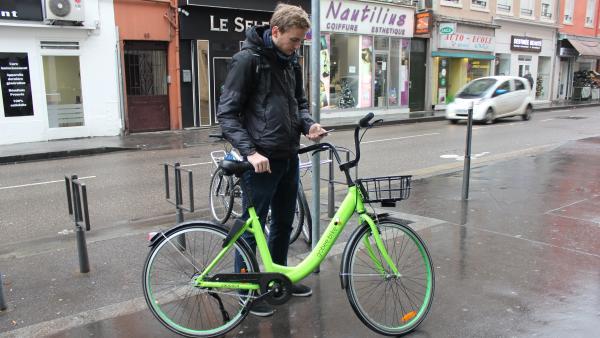 Les utilisateurs de Gobee.bike doivent utiliser l'application pour trouver un vélo disponible autour d'eux. 