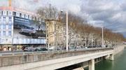 Premium Media XL affiche en grand sur les bords du Rhône