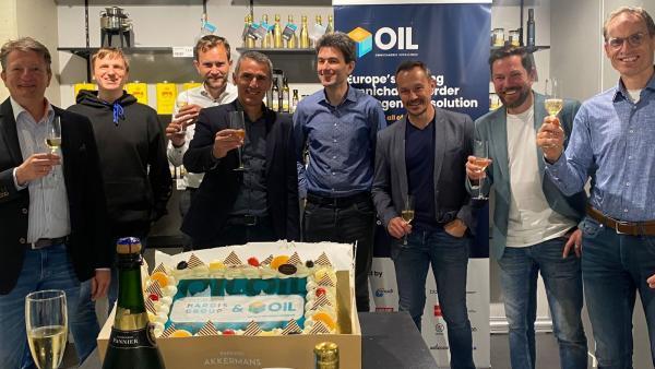 Sur la photo, Nicolas Odet, président de Hardis group et  Yvan Coutaz, le directeur général (3e et 5e en partant de la droite) avec le management de Magnus Black.