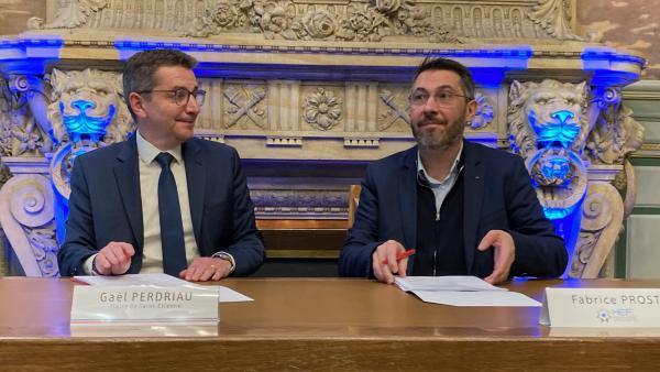 Gaël Perdriau, maire de Saint-Etienne et, Fabrice Prost, président d’HEF, ont officialisé la vente d'un bâtiment.