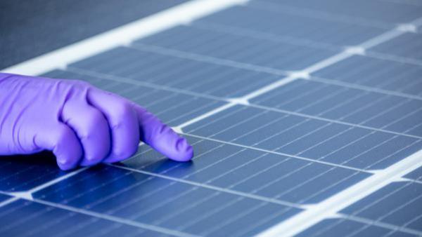Les panneaux solaires ultralégers de Heliup ne pèsent que 5 kg (structure porteuse comprise) par m² contre 15 kg habituellement.