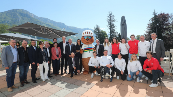 Institutionnels, élus et athlètes étaient réunis autour de la mascotte des Championnats du Monde UCI 2027 Haute-Savoie Mont-Blanc.