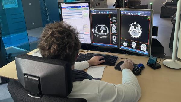 Le docteur Pierre-Fleury Chaillot en pleine téléradiologie d’un patient dans les locaux d’Imadis à Lyon.