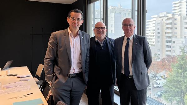 Samuel Minot, président FFB Auvergne-Rhône-Alpes, Bruno Bonnell, secrétaire général France 2030, et Olivier Bedeau, dg de L’Auxiliaire BTP, sponsor de l'événement.