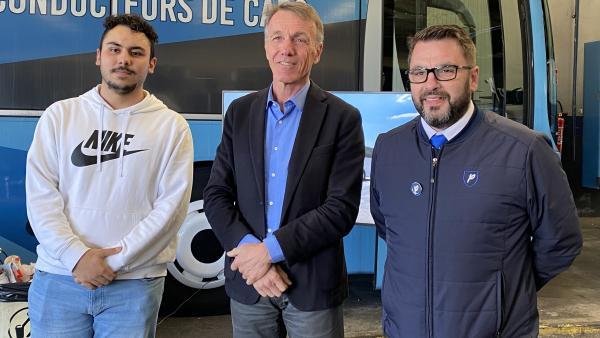 De gauche à droite, Aladdin Kunt candidat, Marc Philibert président de Cars Philibert et François Carvalho conducteur de car et ambassadeur 