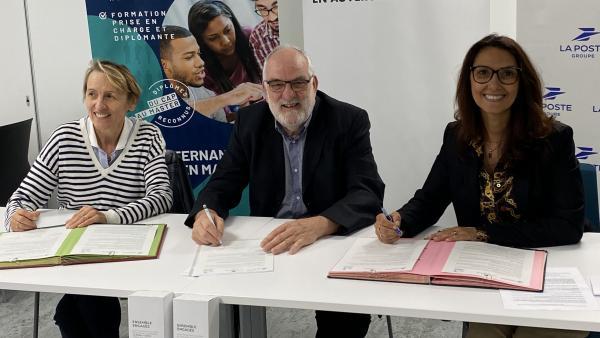 De gauche à droite, Isabelle Cucchietti directrice Formaposte Sud Est, Jean-Roger Régnier président de l’Union régionale des E2C AURA et Mylène Franceschi déléguée régionale du groupe La Poste AURA