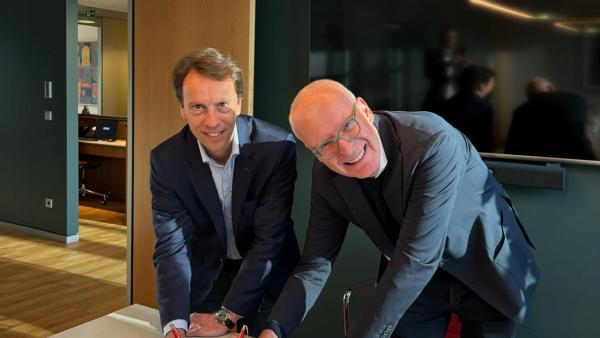 Dr Karl-Michael Schutz et Guillaume Clément (CEO de Blanchon) ont scellé l'opération.