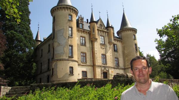 Antoine-Alexandre Cavroy, devant le château de Montivert à Saint-André-en-Vivarais.