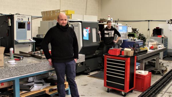 Loïc Bois, responsable du BE, dans l'atelier de mécanique avec Charly Tollé, l'un des tourneurs d'ATI brefeco.com