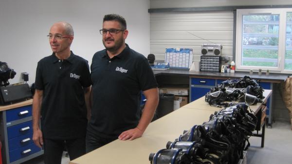 Dans la salle de vérification du matériel, Vincent Veyret le directeur commercial régional avec à sa droite Bruno Ponard, chargé d'affaires.