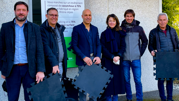 Les équipes d'IDM et de la Compagnie des Alpes testent ensemble le tapis Ecoverclip .