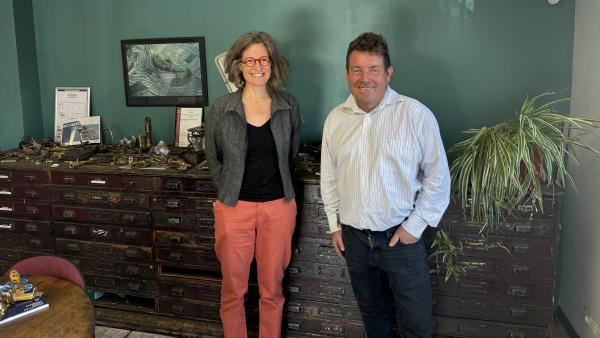 Émeline Baume, vice-présidente de la Métropole de Lyon, déléguée à l’Économie, en compagnie de Francis Thenot au sein de la Fonderie Pradel de Saint-Priest. Fonderie Pradel : un savoir-faire ancestral mais des projets dans l’ère du temps