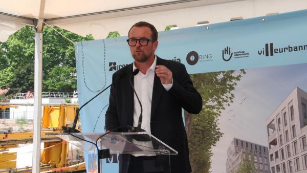 Cédric Van Styvendael, maire de Villeurbanne, lors de la pose de la première pierre de l'immeuble Ping qui accueillera notamment le nouveau siège social de Handicap International.
