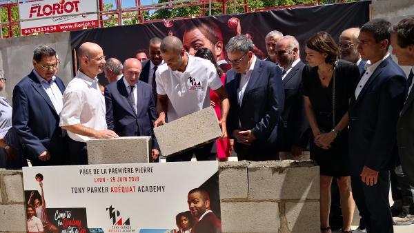 Tony Parker posant la première pierre de son Academy, en compagnie de Gérard Collomb, Gaëtan Muller, Jean-Marc Brun, David Kimelfeld et Georges Képénékian