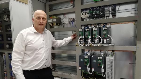 Christophe Subtil, PDG de Stemi, devant une armoire électrique en cours de montage.