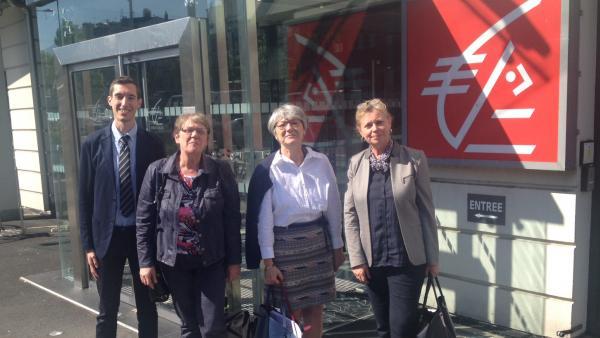 4 élus devant le siège social de la caisse d'Epargne