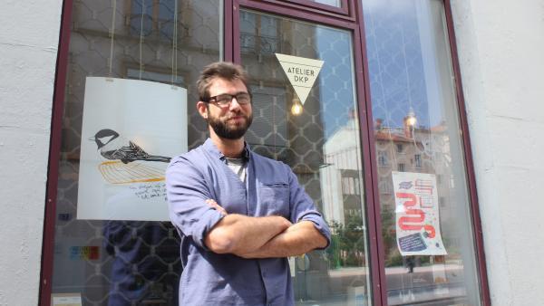 Sofian Tallal devant les locaux de l'atelier DKP où il élabore son projet.