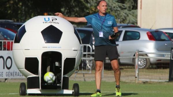 Sports Training Technologies lance Up-Trainer Performer, son nouveau robot  d'entraînement au football