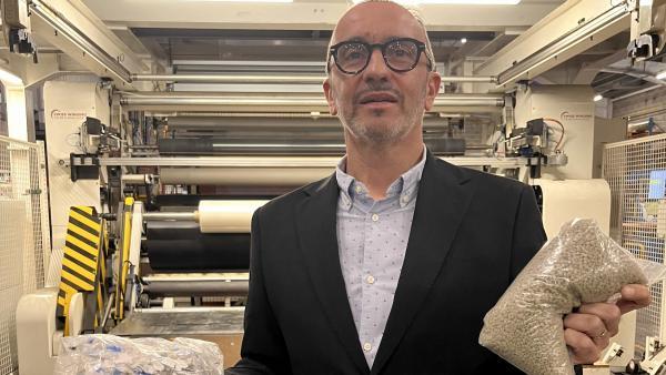 Franck Valette avec les nouveaux granulés