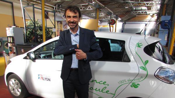 Au garage municipal de Lyon 8e : Grégory Doucet, maire de Lyon, devant un véhicule électrique. - bref eco