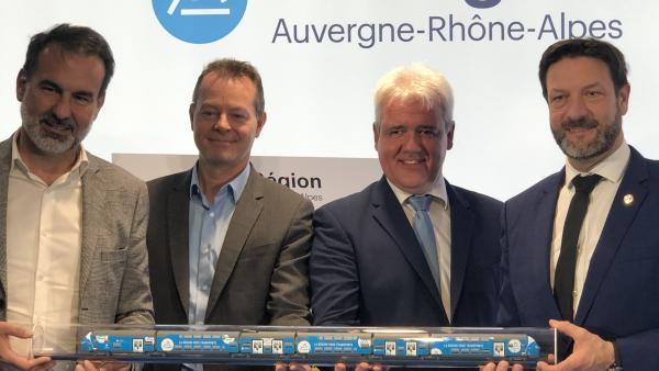 Rame Regio2N, présentée au conseil régional  : à gauche, Frédéric Aguilera, vice-président au conseil régional,  Christian Roth, directeur du site Alstom de Villeurbanne, Olivier Devaux, directeur régional SNCF TER  et Fabrice Pannekoucke, pérsident du conseil régional Auvergne-Rhône-Alpes.