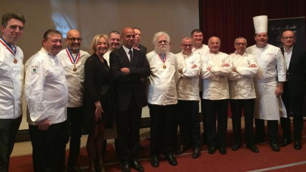 Les chefs étoilés encadrent Jérôme Bocuse et Marie-Odile Fondeur.