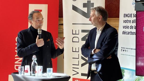 Franck Lacroix, directeur général adjoint d'Engie, et Bruno Bernard, président de la Métropole de Lyon ont signé la prolongation de la DSP. 