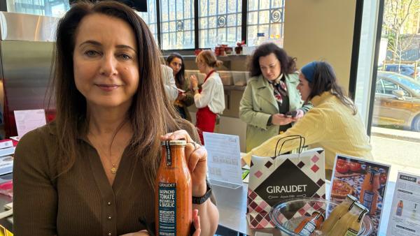 Carole Doire, directrice du marketing de Giraudet, présente l'une des nouveautés 2026.