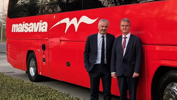 Jean-Baptiste Maisonneuve, président de Maisavia et Stéphane Guenet, directeur général de la CFTR, devant un véhicule aux nouvelles couleurs de Maisavia.