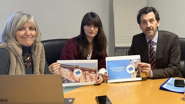 Anne Gallois, cheffe de Projet Action coeur de Ville, Léonie Ledy-Lépine, manager de commerce projet Action Coeur de Ville, et Julien Cornillet, maire de Montélimar. 