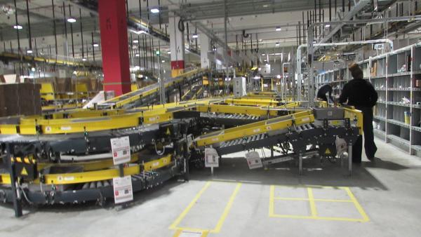 Amazon a organisé une visite de son entrepôt de Bretigny-sur-Orge 
