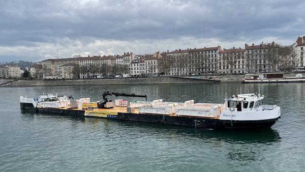 Le Zulu 5 naviguant sur le Rhône.