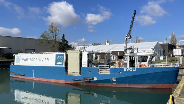 Le bateau fluvial Evoli amarré au sein du Port de Lyon. 