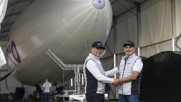 Pieric Brenier (à gauche) et Pierre Chabert visent le record du monde de vitesse en dirigeable. 