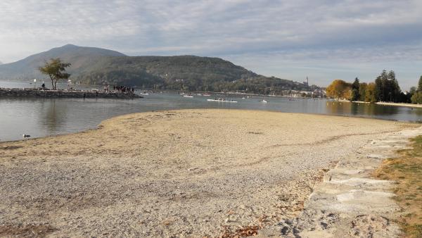 Le lac d'Annecy de plus en plus bas