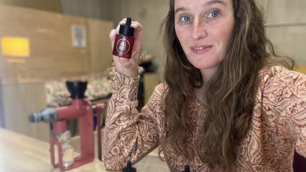 Laëtitia Van de Walle vient de créer la marque de cosmétique Andromée, basée sur une approche circulaire et de circuit court.